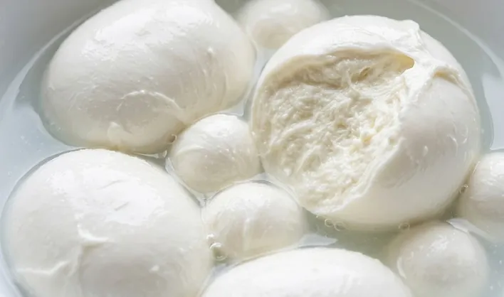 Mozzarella fresca producida en una línea industrial